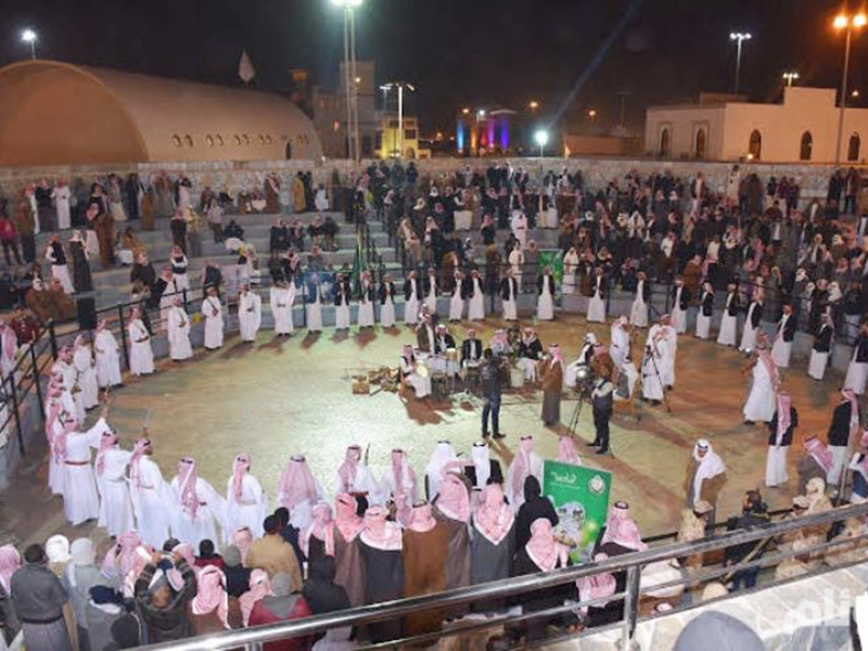 اضغط لمشاهدة الفيديو: مسن يفاجئ زوار الجنادرية ويعبر على حبل مرتفع